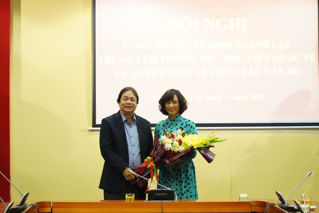Lễ trao Quyết định điều động bổ nhiệm Giám đốc Trung tâm Thông tin - Thư viện quốc tế