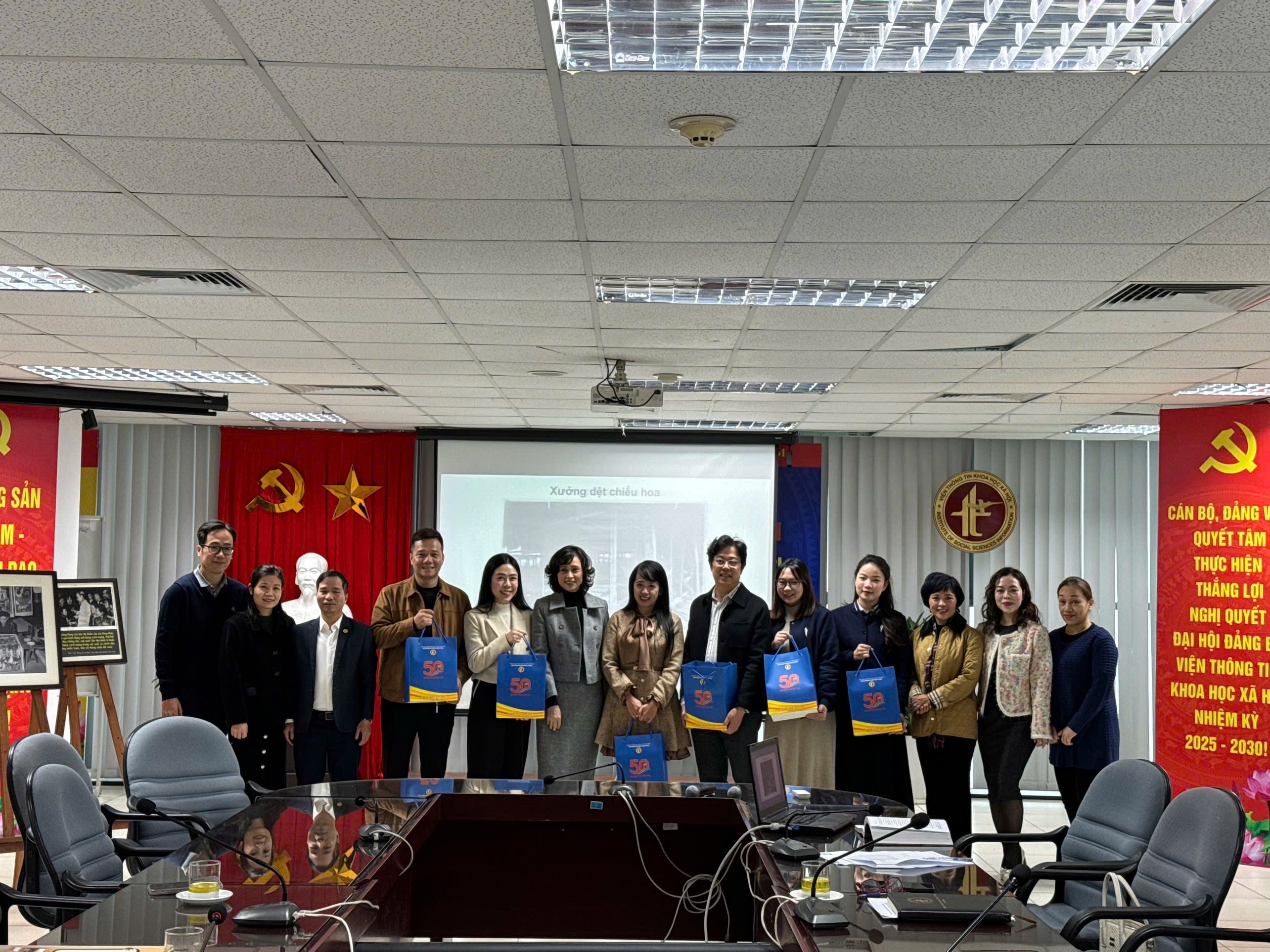 Lãnh đạo Viện Thông tin Khoa học xã hội tiếp và làm việc với Đoàn công tác Trường phổ thông liên cấp song ngữ quốc tế Wellspring